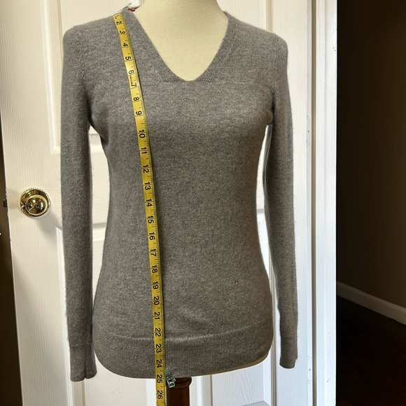 Talbots 100% Heathered Gray Cashmere V-Neck Sweater Size Small - Picture 4 of 7
